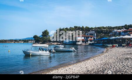 Vista della baia della città resort sulla costa. Ormos Panagias sulla penisola di Sithonia a Calcidice, Macedonia centrale, Grecia Foto Stock