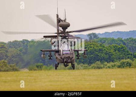 L'ultimo elicottero Apache AH-64E dell'Army Air Corps esegue manovre in campagna all'Army Aviation Center di Middle Wallop, Stockbridge, Hampshire. Data foto: Martedì 12 luglio 2022. Foto Stock