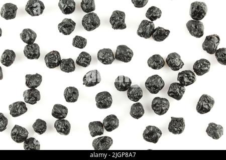 Sfondo di frutta secca candita di aronia. Ciokebacche secche isolate su bianco Foto Stock