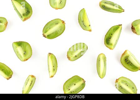 Fette di frutta Kiwi isolate su sfondo bianco. Ripetizione senza giunture Foto Stock