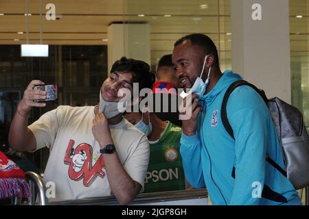 Singapore. 12th luglio 2022. Jordan Ayew (R) del Crystal Palace FC scatta foto con un fan all'arrivo all'aeroporto Changi di Singapore il 12 luglio 2022, in vista di un incontro espositivo pre-stagionale contro il Liverpool FC. Credit: Allora Chih Wey/Xinhua/Alamy Live News Foto Stock