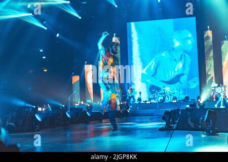 Giugno / Luglio 2022 - la pop band italiana PINGUINI ATTICI NUCLEARI suona dal vivo al Mandela Forum (Firenze) e al Mediolanum Forum (Milano) Foto Stock