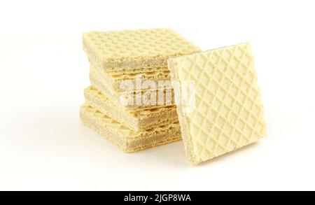 Pila di sottili biscotti di wafer pieni di vaniglia isolati su sfondo bianco Foto Stock