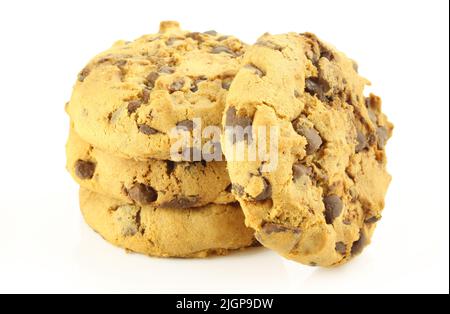 Porzione di biscotti fatti in casa con scaglie di cioccolato isolato su sfondo bianco Foto Stock