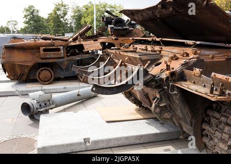 Wrocław, POLONIA - 12 LUGLIO 2022: Distrutta esposizione russa di attrezzature militari 'per la tua e la nostra libertà' a Wrocław, 2S19 Msta-S semovente come Foto Stock