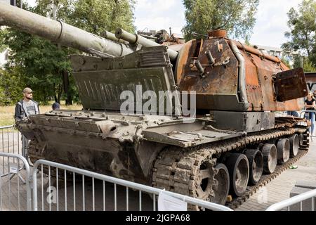 Wrocław, POLONIA - 12 LUGLIO 2022: Distrutta esposizione russa di attrezzature militari 'per la tua e la nostra libertà' a Wrocław, 2S19 Msta-S semovente come Foto Stock