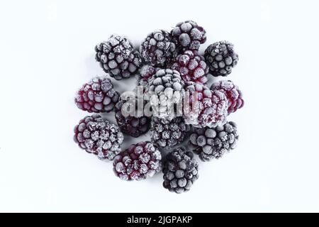 Gruppo di more congelate isolate su sfondo bianco. Frutta refrigerata Foto Stock