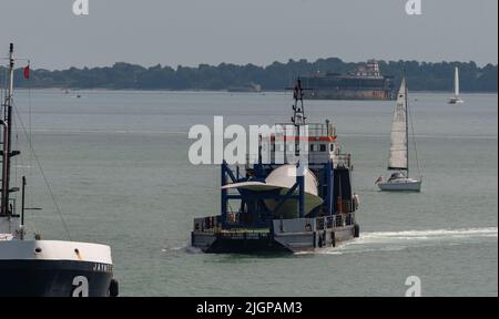 Portsmouth, Inghilterra meridionale, Regno Unito. 2022. Pala della turbina eolica come carico sulla pala runner due navi in corso di attraversamento del Solent diretto al porto di Portsmouth. Foto Stock