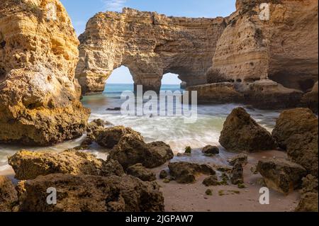 Bella Praia da Mesquita in Algarve in Portogallo. Foto Stock