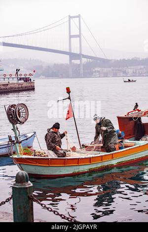 Piccola barca da pesca turca sul Bosforo, Istanbul. Foto Stock