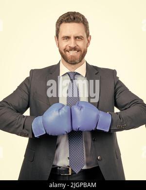 Happy man boss tenere insieme guanti da boxe pronti a combattere isolato su bianco, lotta Foto Stock