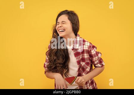 yummy. ragazza ridente tiene lolllipop. bambino di lollipop. hipster capretto con i capelli ricci lunghi tiene lollypop. Foto Stock