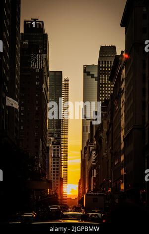 New York City, USA Luglio 12th 2022. Manhattanhenge a New York City. Manhattanhenge l'evento durante il quale il sole tramontato è allineato con la griglia principale di Manhattan, New York City. Credit: Sam Bagnall /Alamy Live News Foto Stock