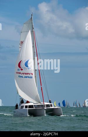 Smart trimaran barca a vela Triple Vision competere nell'Isola di Wight Round l'isola Yacht corsa tenuto sulla costa meridionale dell'Inghilterra Foto Stock