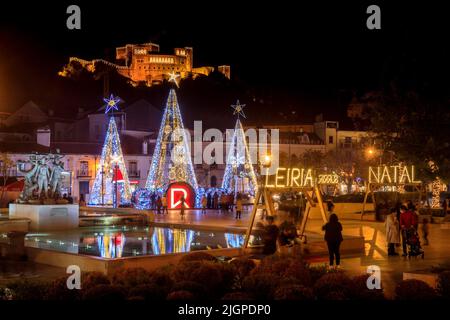 Leiria, Portogallo - 8 dicembre 2021: Vista notturna della luminosa fontana e piazza del centro di Leiria in Portogallo, con decorazione natalizia Foto Stock