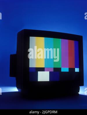 SCHEDA DI PROVA STORICA A COLORI 1992 (© GEORGE HERSEE 1967) TELEVISORE CRT 1980S VECCHIO STILE (©SONY CORP 1987) Foto Stock
