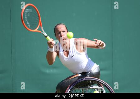 Jiske Griffioen dei Paesi Bassi è un tennista olandese che gioca nella competizione femminile di single su sedia a rotelle al Wimbledon 2022. Foto Stock