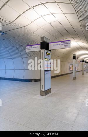 Sotto terra alla stazione della metropolitana di Liverpool Street sulla nuova metropolitana Elizabeth Line di Londra. Con uscite per Moorgate e Liverpool Street. Foto Stock