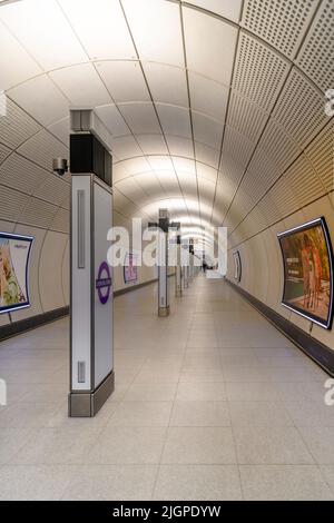 Sotto terra alla stazione della metropolitana di Liverpool Street sulla nuova metropolitana Elizabeth Line di Londra. Con uscite per Moorgate e Liverpool Street. Foto Stock