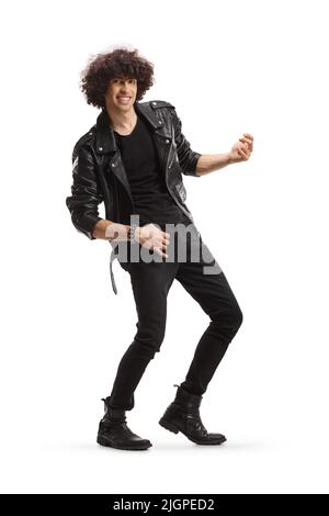 Ragazzo allegro in una giacca di pelle che finge di suonare una chitarra isolata su sfondo bianco Foto Stock