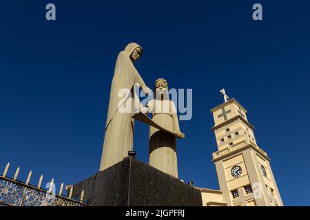 Anápolis, Goiás, Brasile – 10 luglio 2022: Dettaglio della Cattedrale di Bom Jesus da Lapa con un'immagine di un cielo santo e blu. Foto Stock