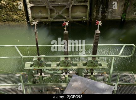 Vista del Canal Saint Martin a Parigi, Francia, Europa Foto Stock