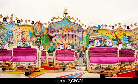 Colorato giro in funfair 'Shake & Roll' alla famosa fiera 'Rheinkirmes' 2022 a Düsseldorf/Germania, la più grande fiera del divertimento sul Reno. Foto Stock