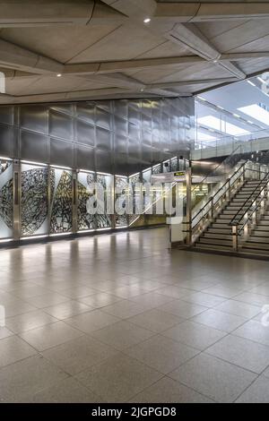 Stazione della metropolitana di Farringdon sulla nuova metropolitana Elizabeth Line di Londra. I design si ispirano ai gioielli venduti in Hatton Garden. Foto Stock