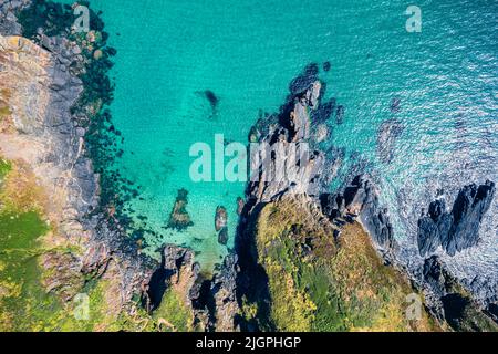 Cima giù sopra le scogliere di Housel Bay, Lizard, Helston, Cornovaglia, Inghilterra Foto Stock