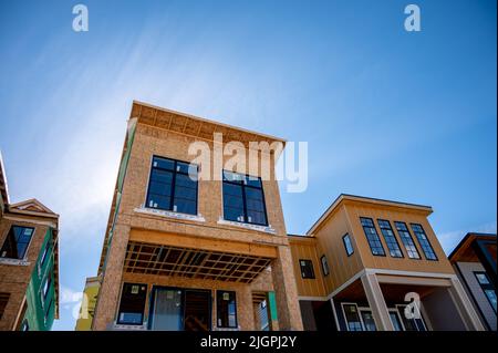 Calgary, Alberta - 10 luglio 20222: Costruzione residenziale nella periferia di Calgary. Foto Stock