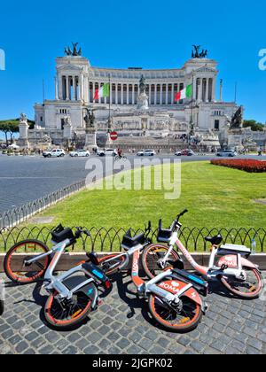 Roma, Italia. 10 luglio 2022: Noleggio biciclette abbandonate al suolo nel centro di Roma. Le biciclette sono a terra. Foto Stock