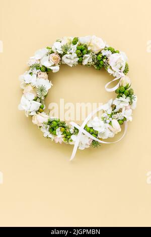 Corona con rose, ortensia e viburnum. Motivo cartolina. Foto Stock