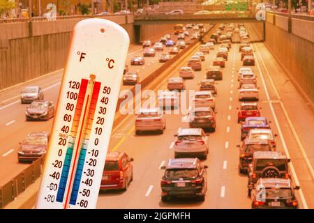 Termometro nella parte anteriore delle vetture e il traffico durante la canicola di Montreal. Foto Stock