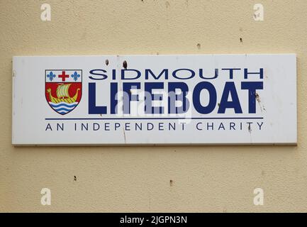 SIDMOUTH, DEVON, INGHILTERRA - APRILE 1st 2021: Segno sul lato della stazione di scialuppa di salvataggio di Sidmouth informa che è indipendente e non finanziato dalla RNLI Foto Stock