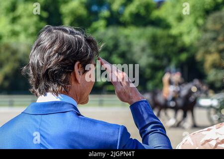 Windsor Castle, Windsor, Berkshire, Regno Unito. 8th luglio 2022. IMBARCATO FINO al 12th LUGLIO Tom Cruise incontra i membri della Royal Horse Artillery della truppa del Re, che ha introdotto durante la celebrazione del Giubileo del platino a maggio, in una visita privata nei terreni privati del Castello di Windsor Credit:Peter Nixon/Alamy Live News Foto Stock