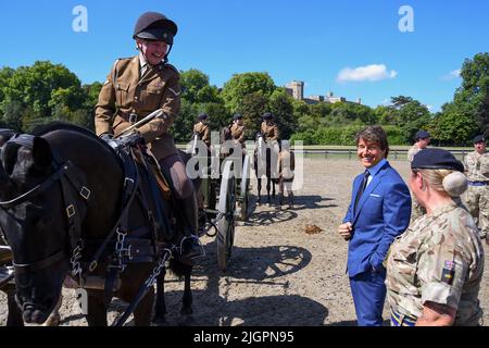 Windsor Castle, Windsor, Berkshire, Regno Unito. 8th luglio 2022. IMBARCATO FINO al 12th LUGLIO Tom Cruise incontra i membri della Royal Horse Artillery della truppa del Re, che ha introdotto durante la celebrazione del Giubileo del platino a maggio, in una visita privata nei terreni privati del Castello di Windsor Credit:Peter Nixon/Alamy Live News Foto Stock