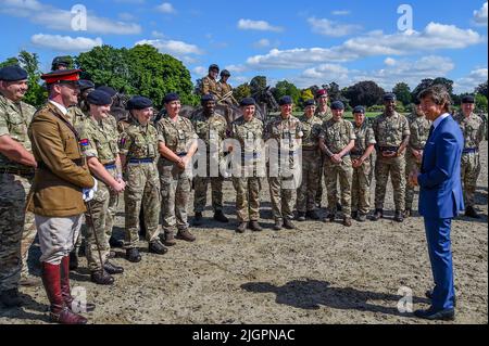 Windsor Castle, Windsor, Berkshire, Regno Unito. 8th luglio 2022. IMBARCATO FINO al 12th LUGLIO Tom Cruise incontra i membri della Royal Horse Artillery della truppa del Re, che ha introdotto durante la celebrazione del Giubileo del platino a maggio, in una visita privata nei terreni privati del Castello di Windsor Credit:Peter Nixon/Alamy Live News Foto Stock