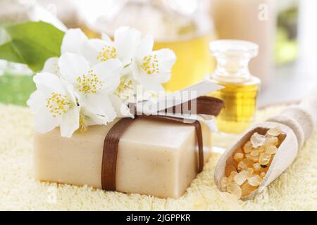 Bar di sapone fatto a mano decorato con fiori di gelsomino. Ora del centro benessere Foto Stock