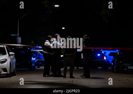 Chicago, Stati Uniti. 17th giugno 2022. Gli ufficiali di polizia si riuniscono sulla scena di un omicidio a Chicago, il 17 giugno 2022. (Foto di Daniel Brown/Sipa USA) Credit: Sipa USA/Alamy Live News Foto Stock