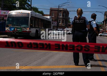 Chicago, Stati Uniti. 26th giugno 2022. Due poliziotti sono in guardia in una scena criminale dove un ragazzo di 17 anni è stato ucciso e ucciso e un uomo è stato ferito su un autobus urbano a Chicago, il 26 giugno 2022. (Foto di Daniel Brown/Sipa USA) Credit: Sipa USA/Alamy Live News Foto Stock