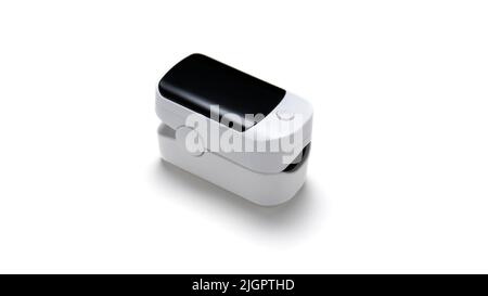 Pulsossimetro portatile bianco isolato su sfondo bianco. Dispositivo FingerTIP per la misurazione del livello di saturazione dell'ossigeno nel sangue e nella frequenza cardiaca. Concetto di assistenza sanitaria. Immagine con spazio di copia Foto Stock