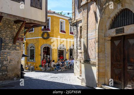 Clienti che chiacchierano in un bar nel centro della città vecchia di Xanthi, Xanthi, Western Tracia, Grecia. Foto Stock