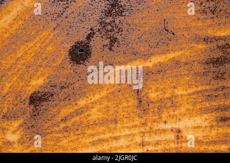 Un foglio graffiato di vecchia superficie di metallo con un arrugginito. Sfondo astratto vintage. Ferro arrugginito, metallo ossidato e corroso. Stile retrò Foto Stock
