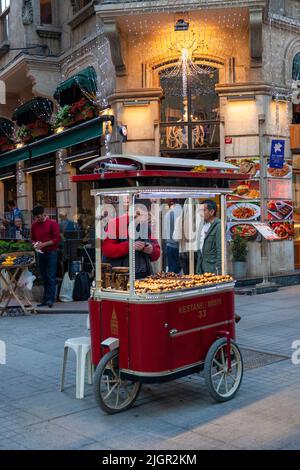 Fornitore di castagno su Istiklal Caddesi, Beyoglu, Istanbul, Turchia, Asia occidentale Foto Stock