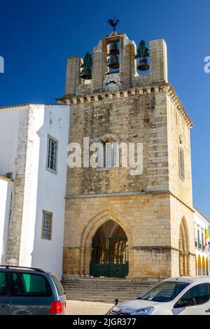 La Cattedrale di Santa Maria (sé de Faro), la torre campanaria Cattedrale di Faro è Un monumento nazionale del Portogallo Foto Stock