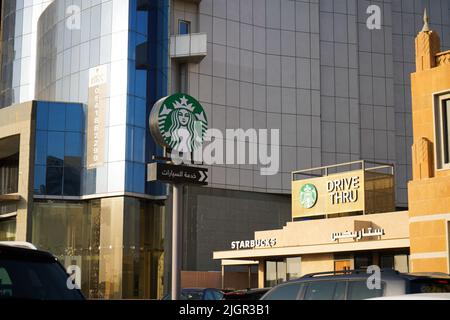 Cartello stradale Arabic Starbuck Drive-Thru, cartello Starbucks sul centro città. Arabia Saudita Foto Stock