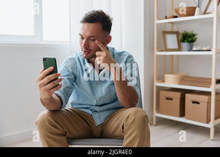 Allegro sorridente ragazzo comunicativo parlare con la famiglia utilizzando la videochiamata telefonica discute le ultime notizie piacevole alzare dito verso l'alto guarda lo schermo Foto Stock