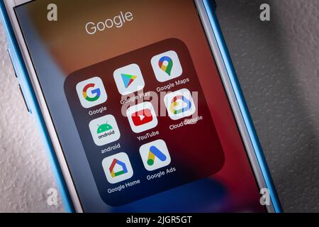 Icone di Google e servizi correlati (Google Play, Google Maps, Android, YouTube, Cloud Console, Annunci domestici e Google) in un umore scuro. Foto Stock