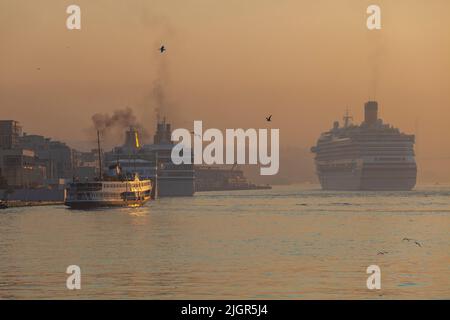 Terminal delle navi da crociera Karakoy Yolcu Salonu, Istanbul, Turchia, Asia occidentale Foto Stock