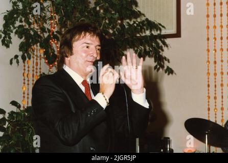 Los Angeles, USA, circa 1989. Cantante e cantautore rumeno Constantin Draghici durante una performance. Foto Stock